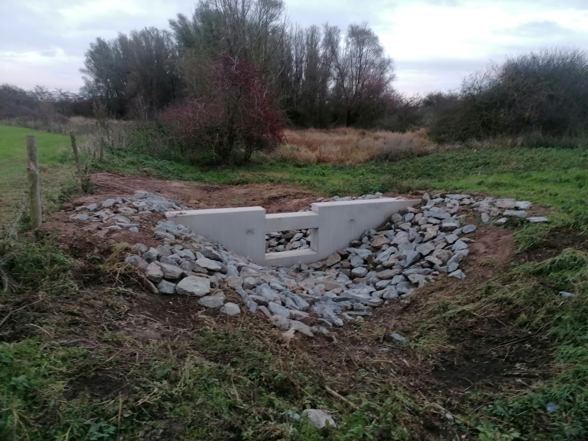 Grabenstau fertig Copyright Katja Plumbaumred