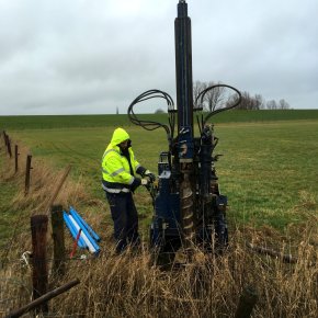 Bohren der Löcher für die Pegellogger für das Grundwassermonitoring