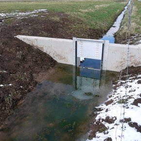 Wehr in einem Graben